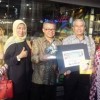 kadis Perdagangan dan Perindustrian beserta jajarannya, berfoto bersama usai menerima penghargaan juara pertama Ethnic Food jabar 2019.